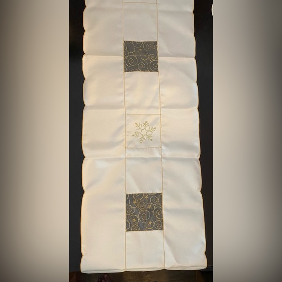 NEW Beautiful brand new Asian inspired table runner CR1 - Picture 3 of 3